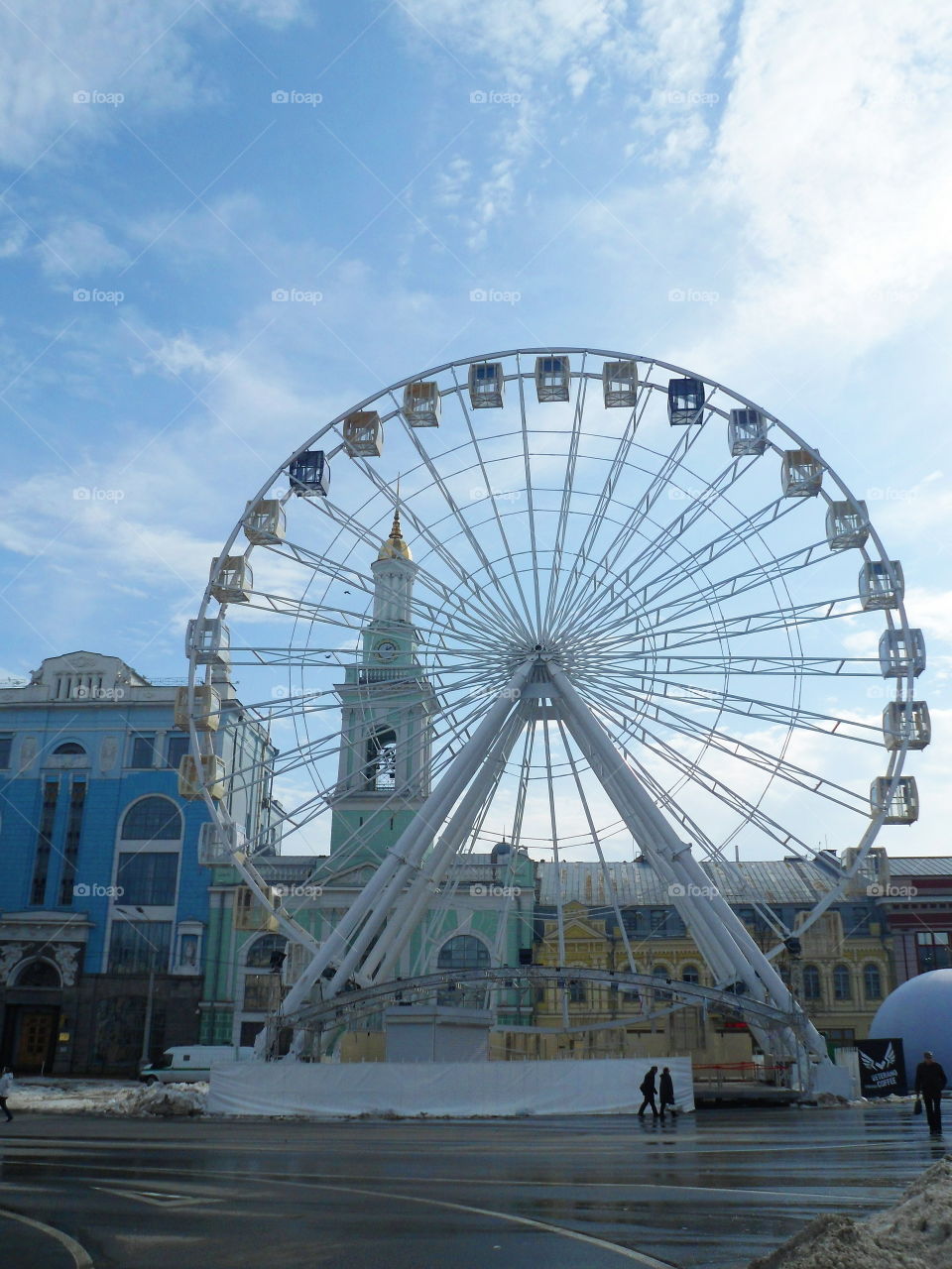 Ferris wheel in the old district of Kiev Podol