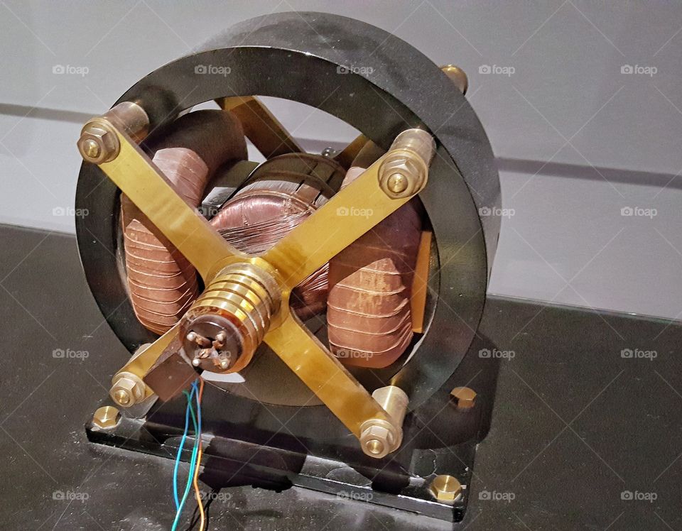 Replica of Nikola Tesla's model of an induction motor with a short circuit rotor