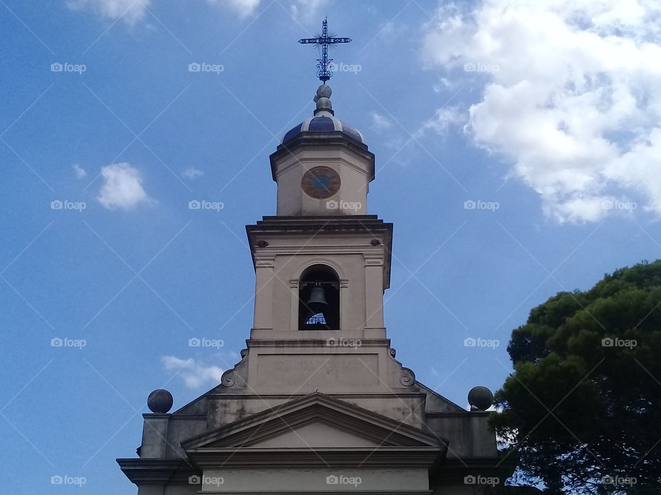 cúpula de catedral centenaria con campanario, reloj y cruz de hierro en la punta. todas piezas originales.