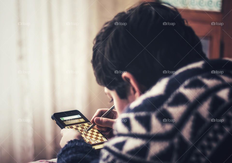 Learning to play chess on his smartphone