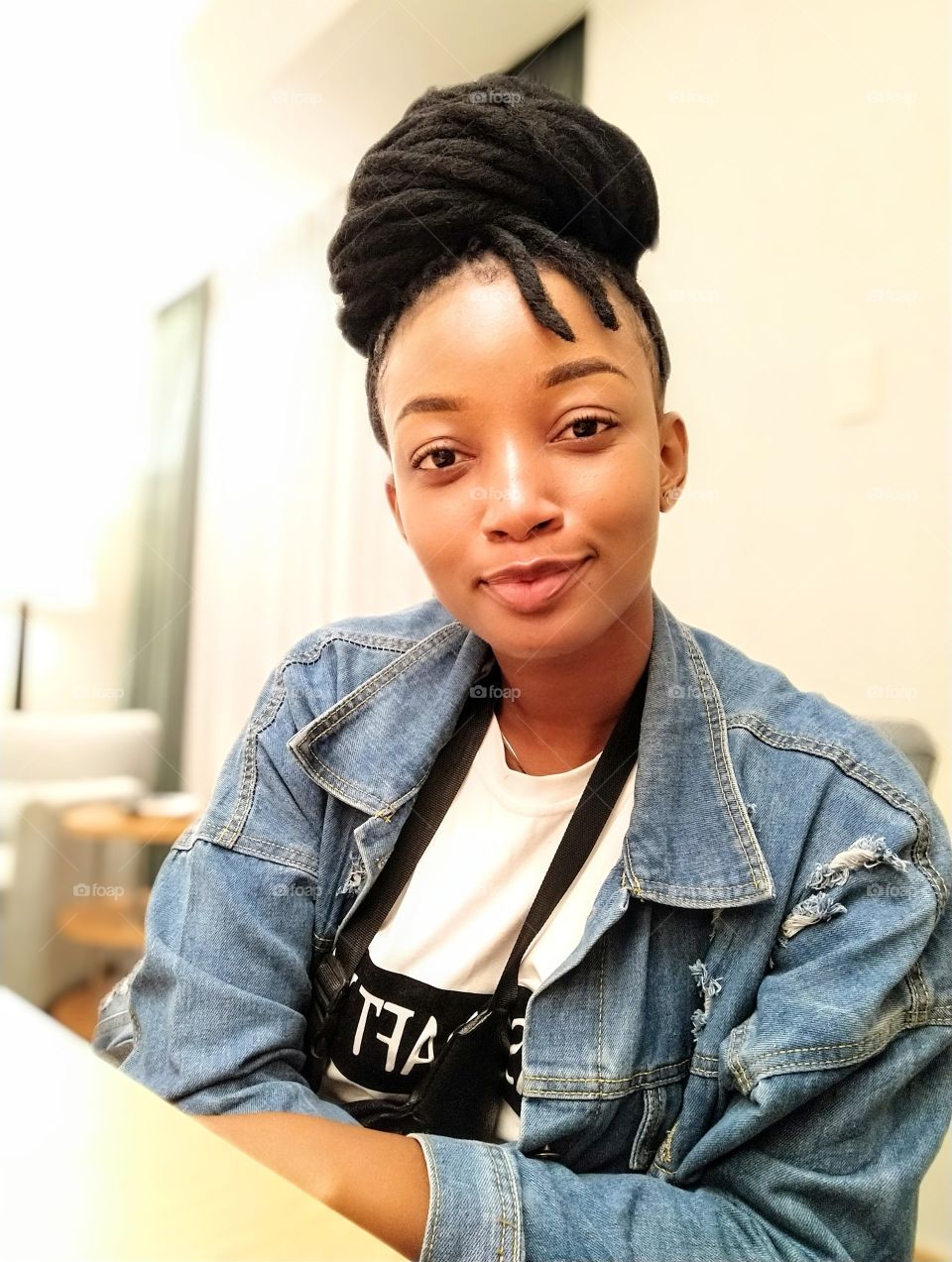 Portrait picture of a smiling lady in an African hairstyle