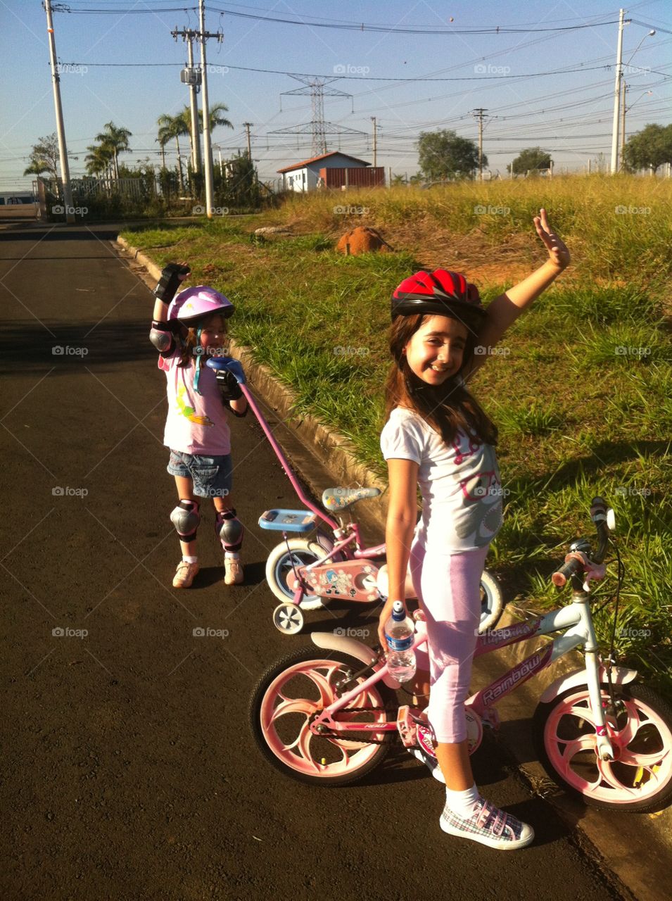 Minha filhota e minha afilhadinha em momento bikers. Qual criança não curte andar de bicicleta?