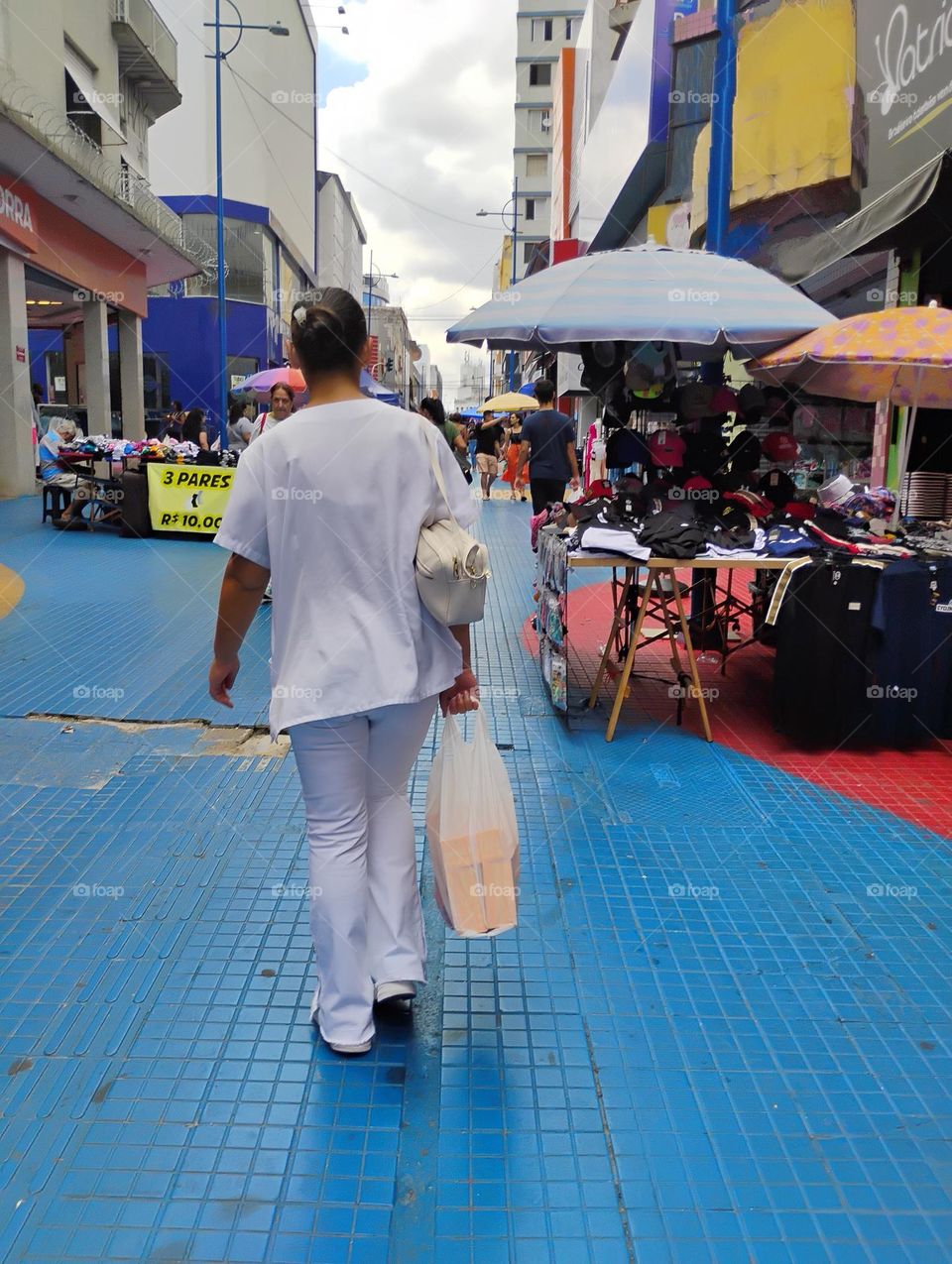 O comércio nos centros urbanos. A atividade comercial em centros urbanos, vai além da sua função clássica de abastecimento de materiais e serviço necessário à população. Ele é fundamental para o desenvolvimento social e econômico de um município....