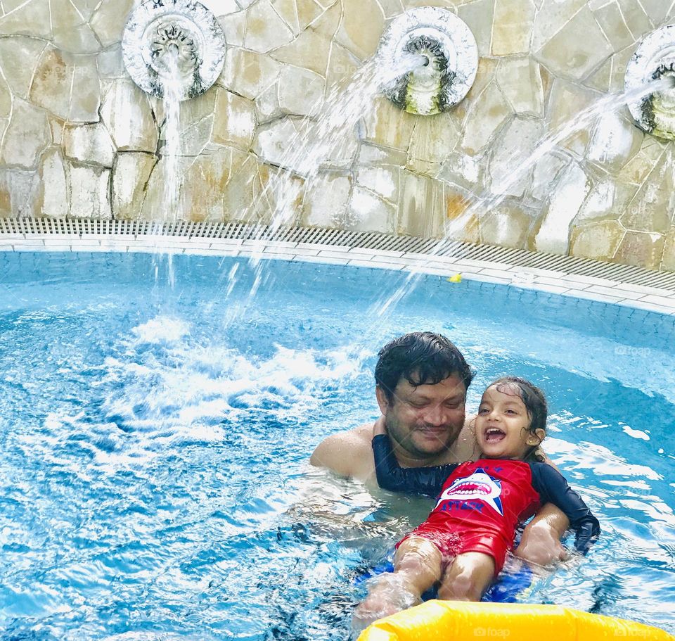 Fun time to daddy with daughter at swimming pool 😍