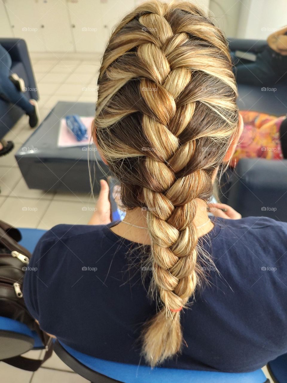 Penteado: trança embutida.