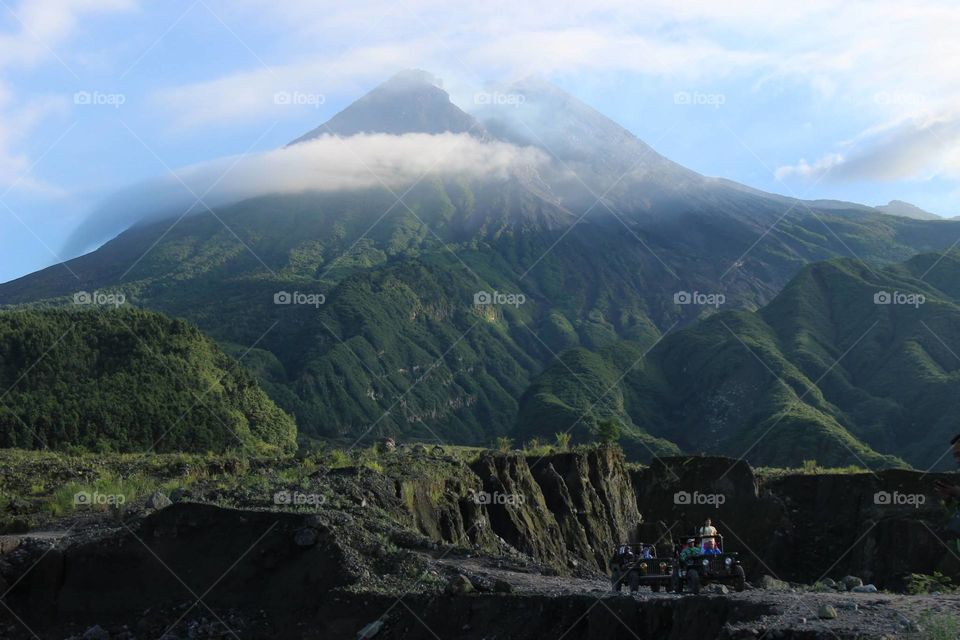 gunung merapi, yang berada di Jawa Tengah. Indonesia. 

suatu pemandangan alam yang sangat indah sekali