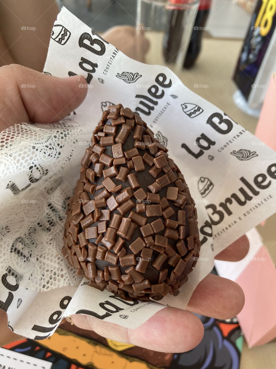 Hoje não postei minha foto das frutas saudáveis… elas me fazem bem.
No entanto, relaxei nessa semana. Troquei a maçã pelo chocolate.
Olhe só essa COXINHA DE CHOCOLATE que comi na semana!
Pobre “barriga gorda minha”…