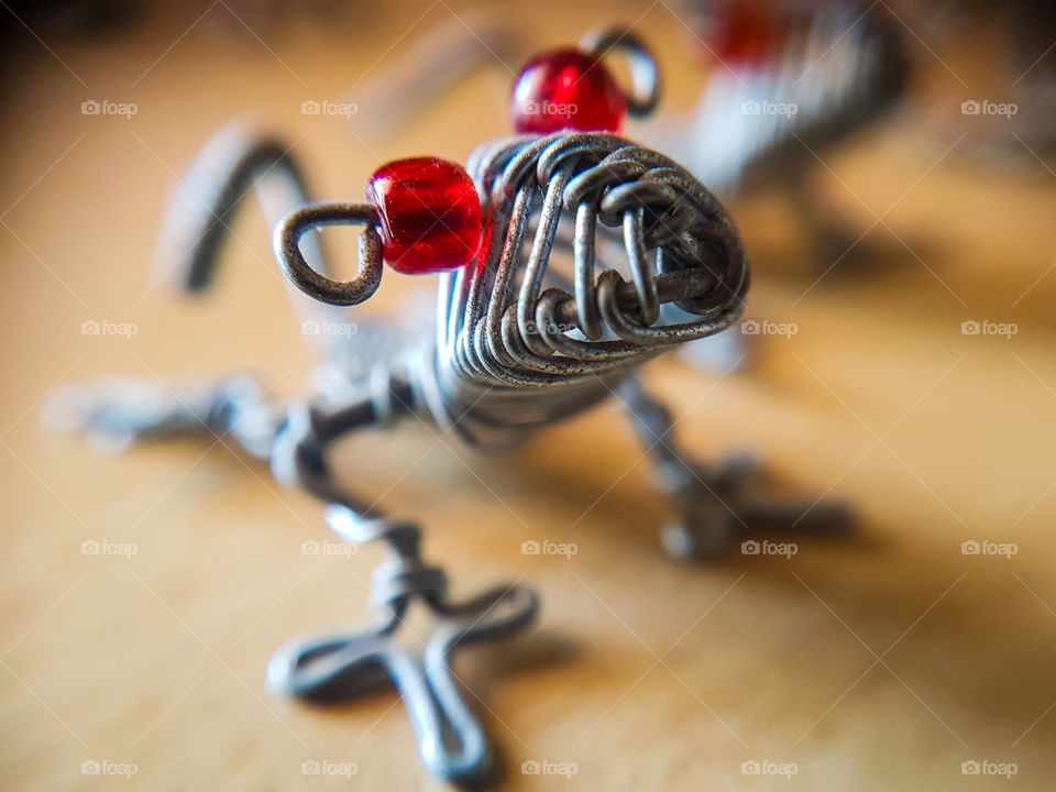 meral wire formed into a lizzard