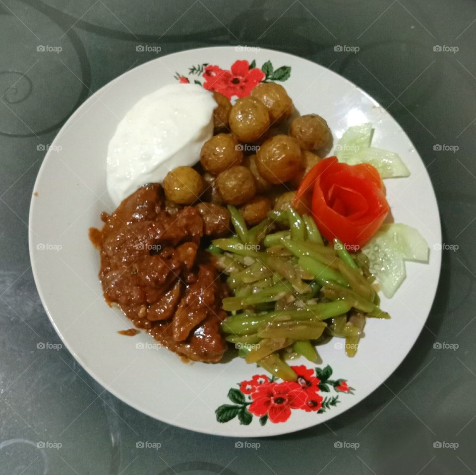 Evening meal is ready to serve, baby potatoes, green beans, basho with peanut sauce, garlic mayonaise, litle rose from tomato and bit of cucumber slices. Perfect !