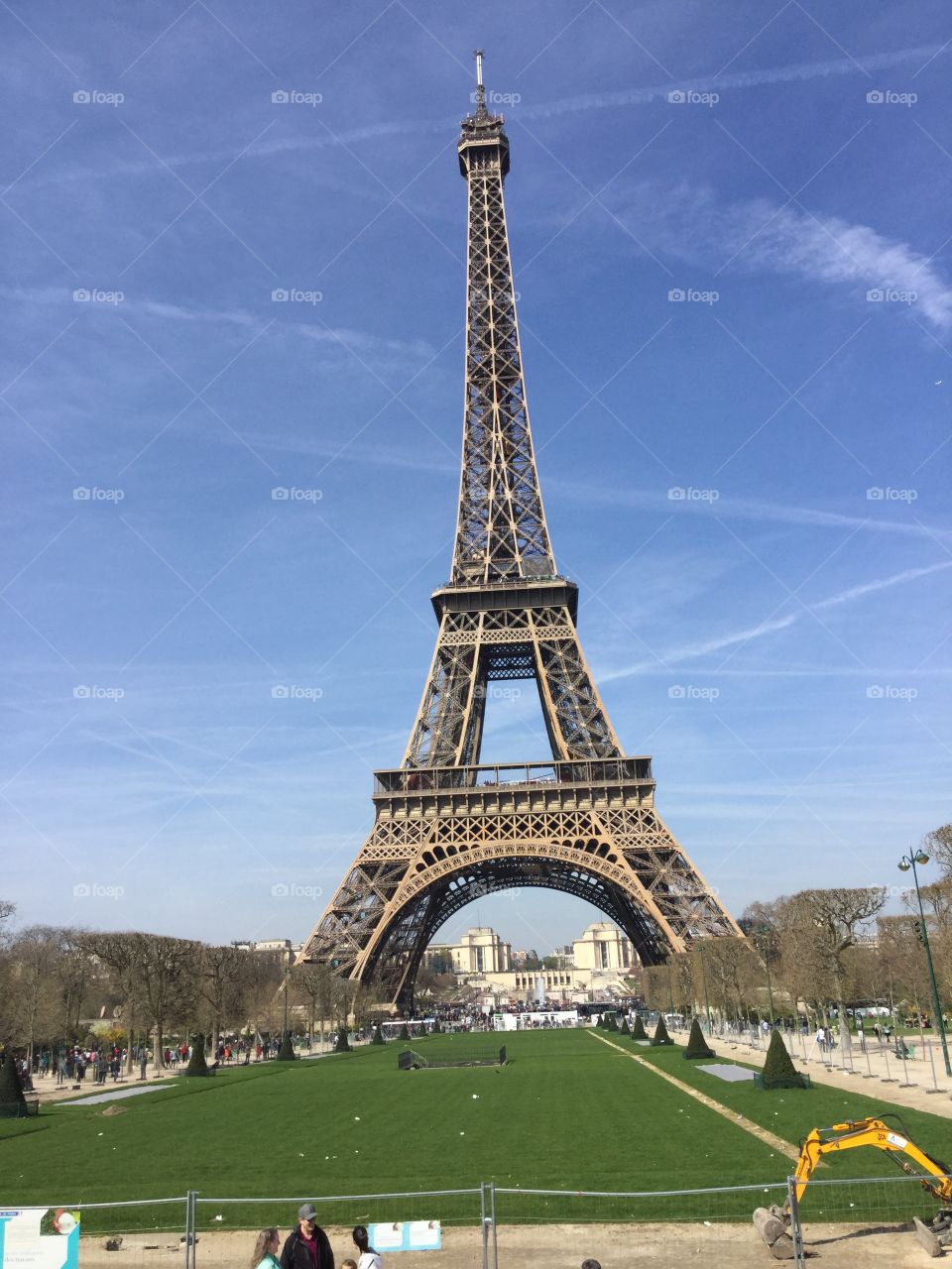 The clouds drawing the Eiffel Tower