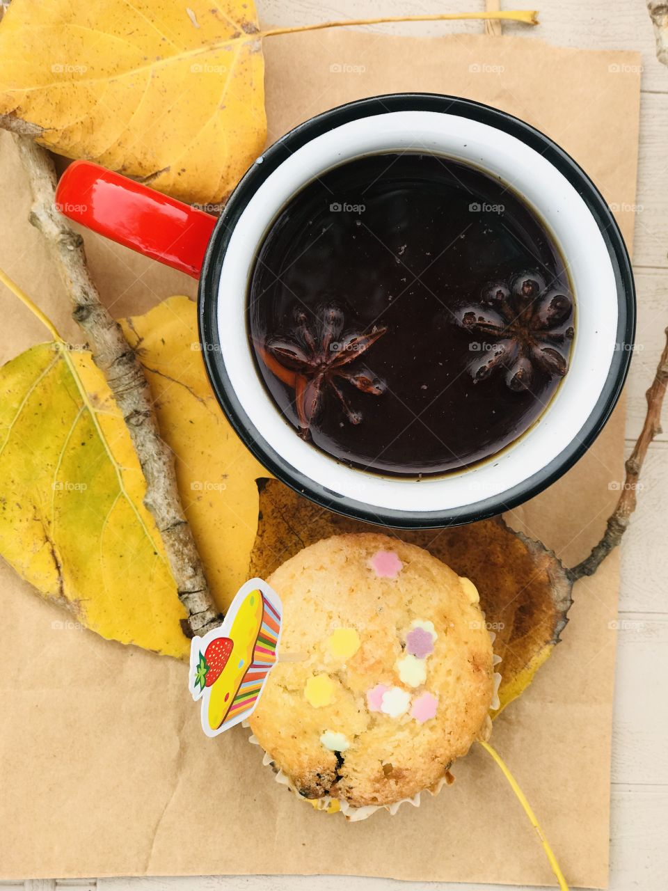 anise with tea and cup cake