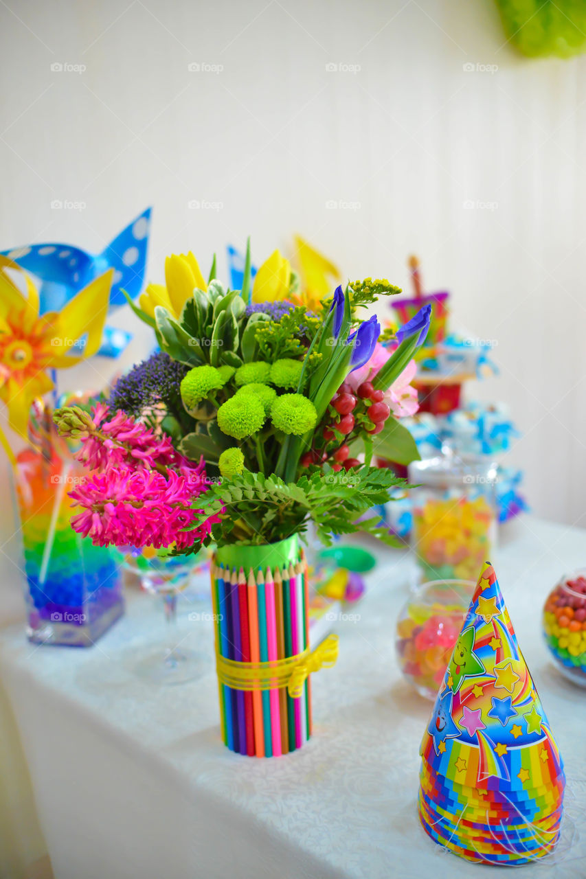 декор вазы для цветов ко дню рождения в виде цветных карандашей
