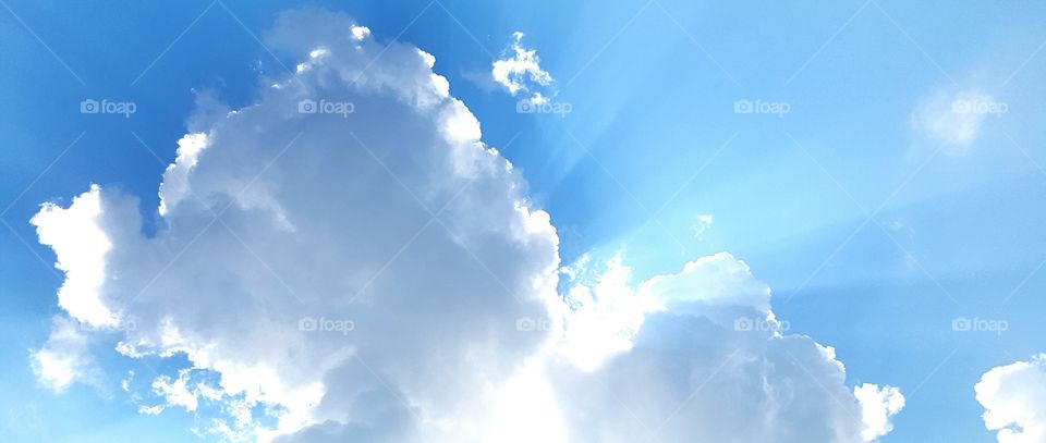 Wolken mit durchbrechenden Sonnenstrahlen