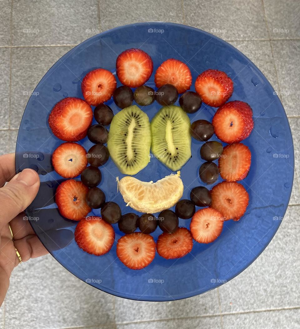 For the fun and health of children, we have for dessert: strawberry, grape, kiwi and tangerine.  Delicious! / Para diversão e saúde das crianças, temos de sobremesa: morango, uva, kiwi e mexerica. Que delícia!