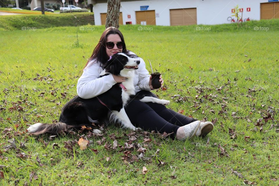 Mulher passeando com cachorro.
