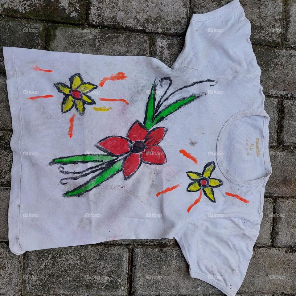 Kindergarten children learn to color on t-shirts