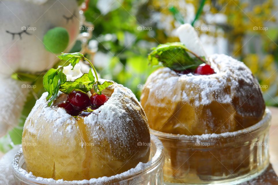 Apple dessert garnish with sugar