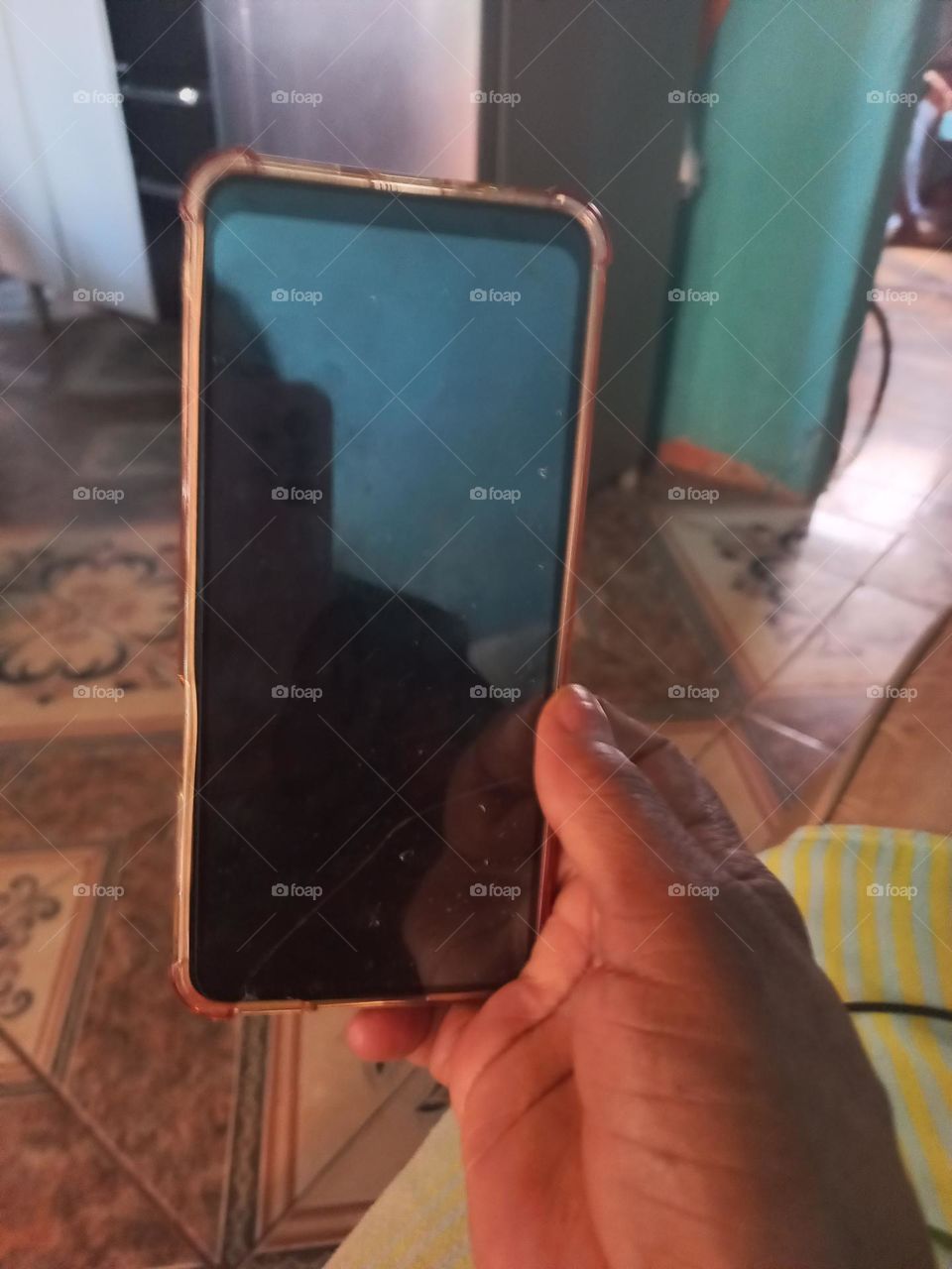 Smartphone e, sua importância  nos dias atuais. O celular,  possibilita  a comunicação,  incentiva  pesquisas, facilita   o acesso à informação e, o estruturamento de vínculos entre amigos e familiares