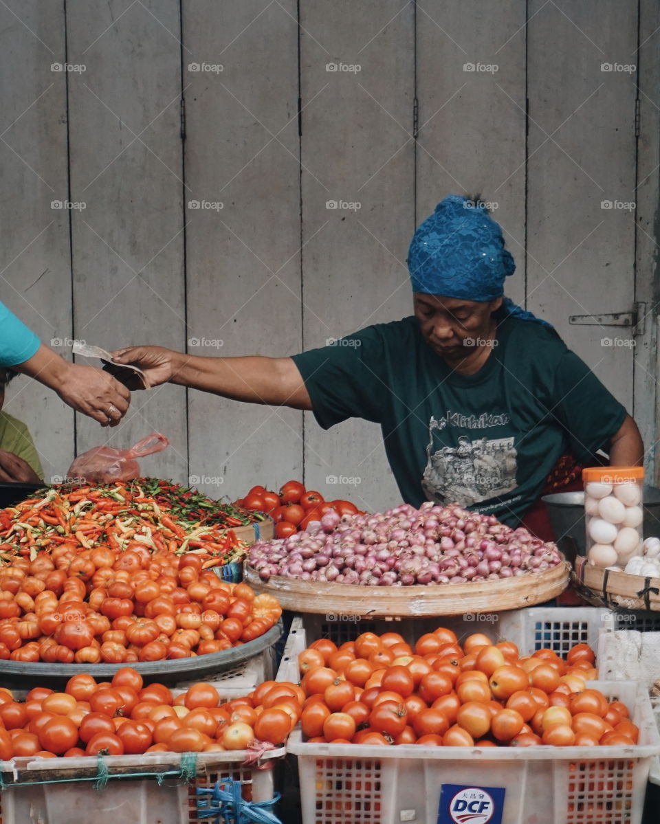 A transaction in the Indonesian traditional market
