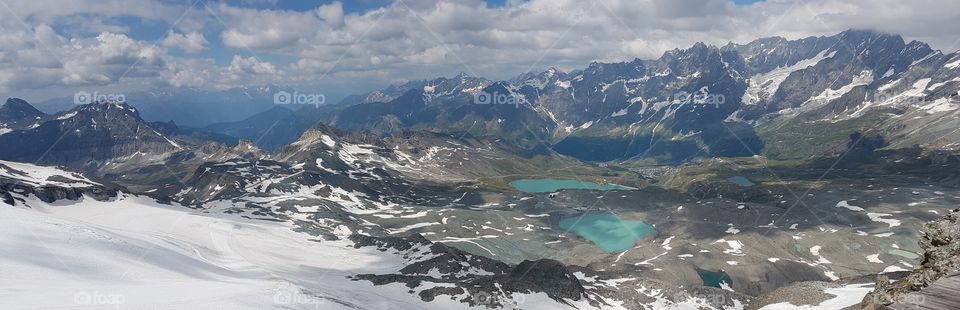 Panoramic view of the Italian alps, mountain peaks and lakes in Cervinia, Italy, on a beautiful summer day - panoramautsikt över alptoppar, berg och sjöar i Cervinia Italien, sommar