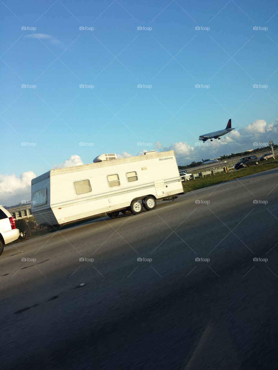 Plane Landing . A wonderful picture in the highway 