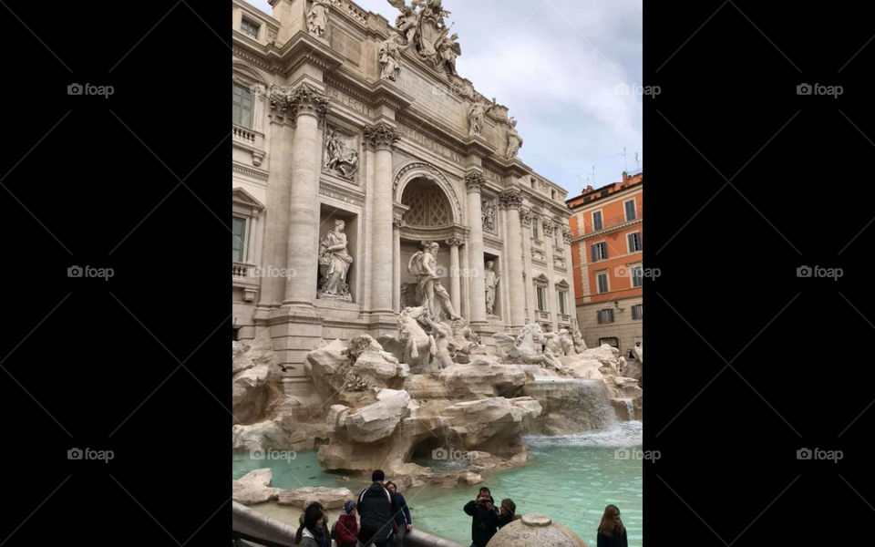 Fontana de Trevi..(Roma).
una de los monumentos más visitados donde llegan las personas a tirar la moneda y a pedir un deseo ....
