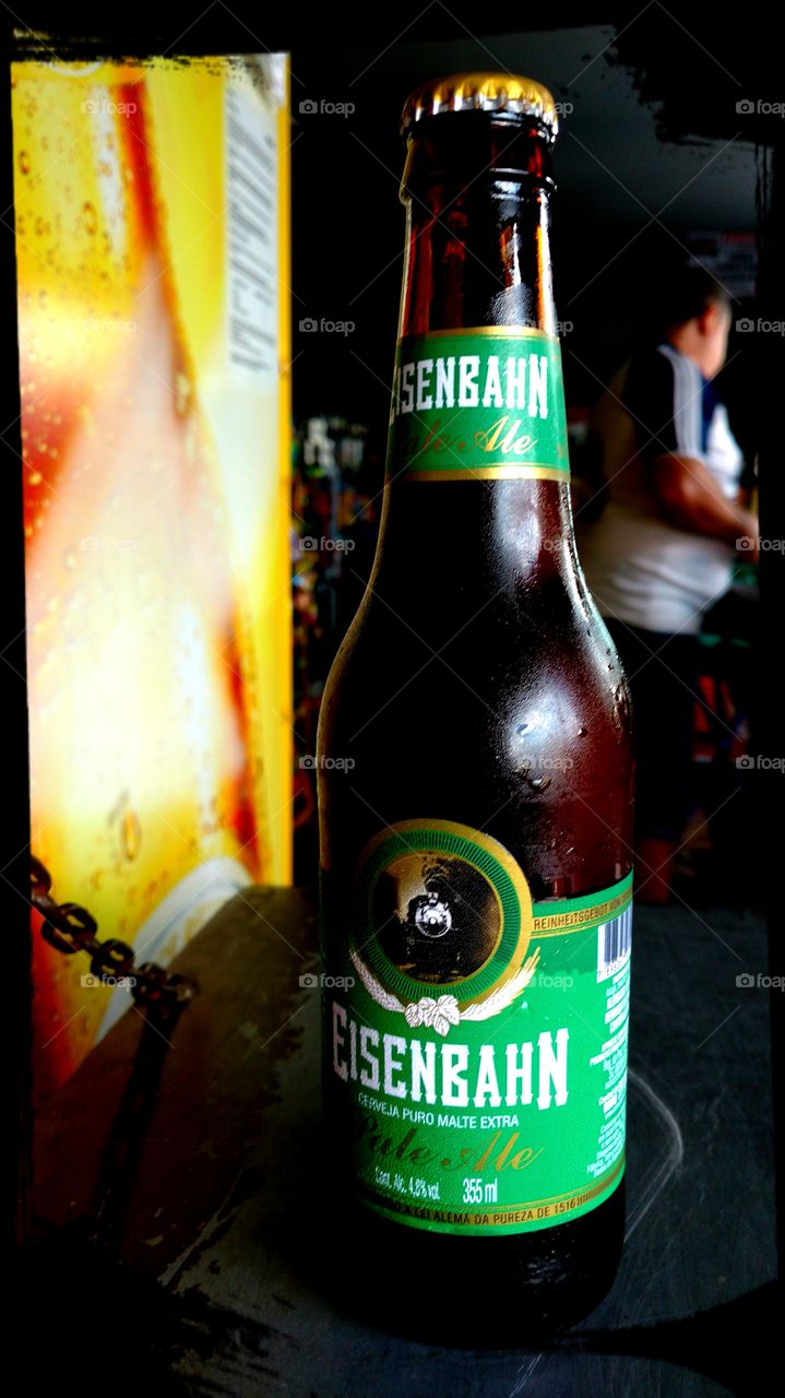 Eisenbahn, cerveja em long neck.