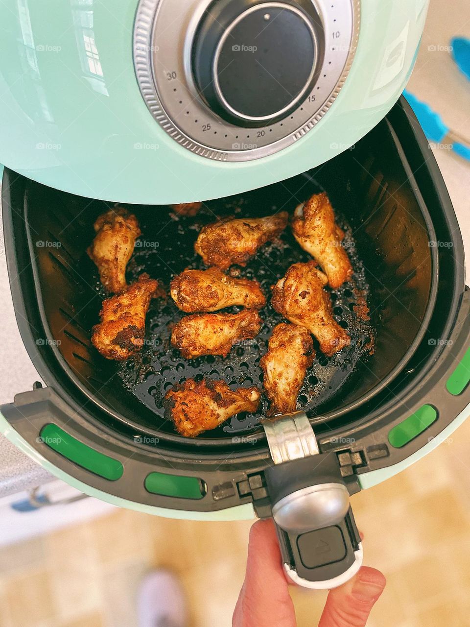 Making chicken wings in the air fryer, cooking with the air fryer, healthy meals in the air fryer, cooking at home, Air Fryer Chicken Wings recipe 