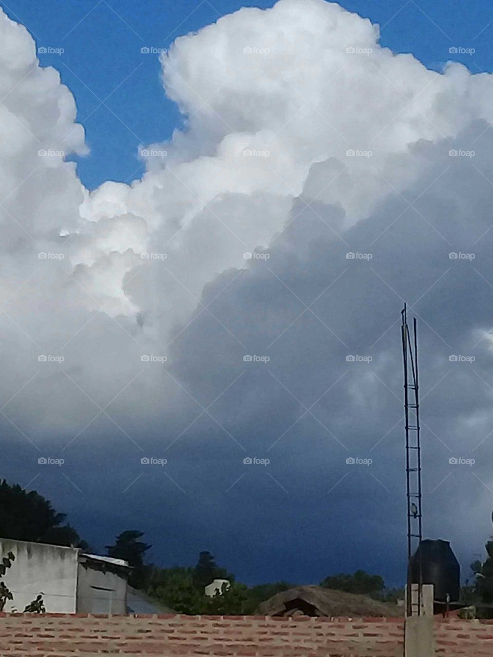 cielo tormentoso de pueblo