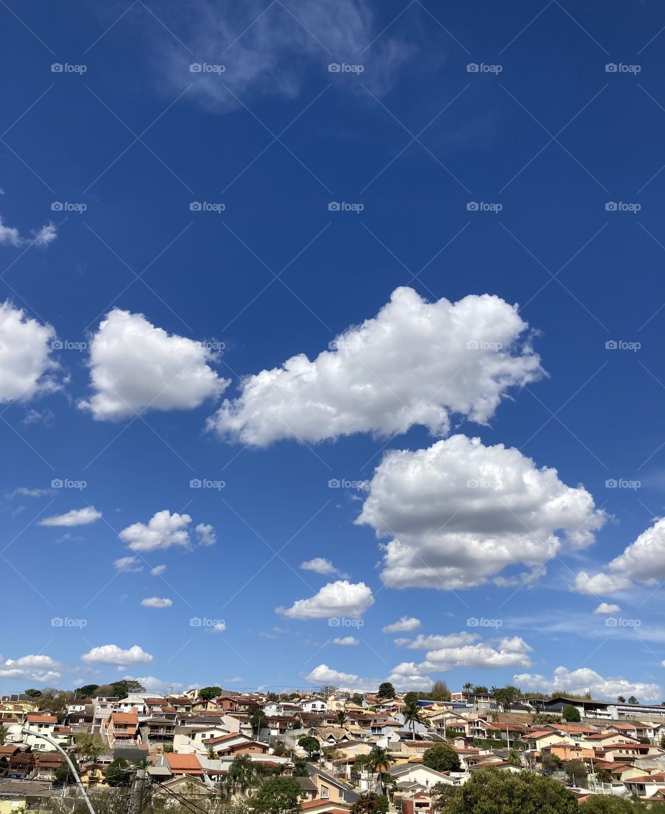 When the place is beautiful, you don't need to use filters on the photo.  Look at the Bragantine sky this afternoon, with the blue in “gradient”. / Quando o lugar é bonito, não precisa filtros na foto. Olhe o céu bragantino com o azul em “degradê”.