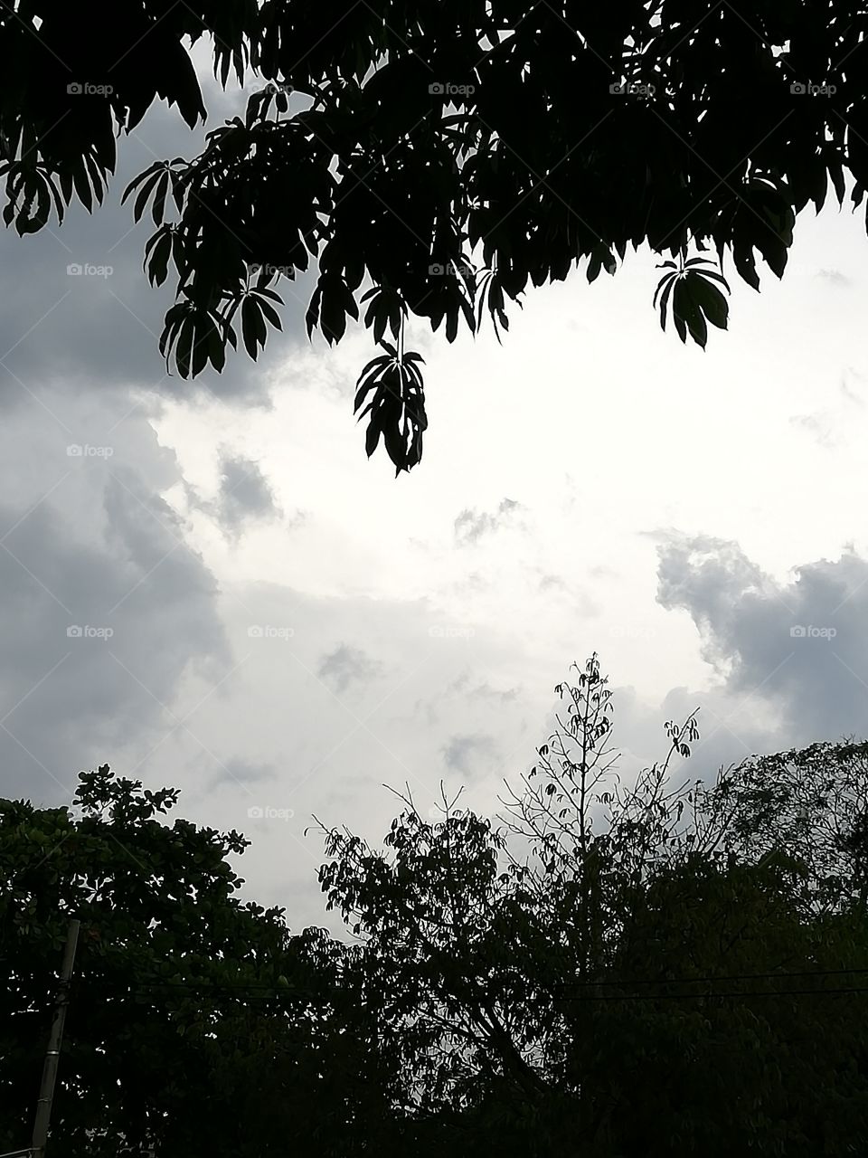 El cielo nublado después de la tormenta