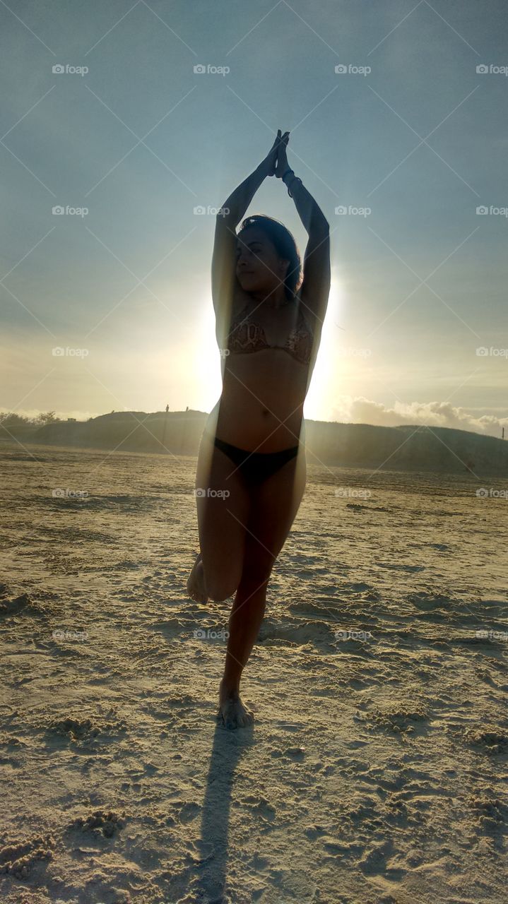 garota de bikini na praia de Pinhal sul Brasil RS