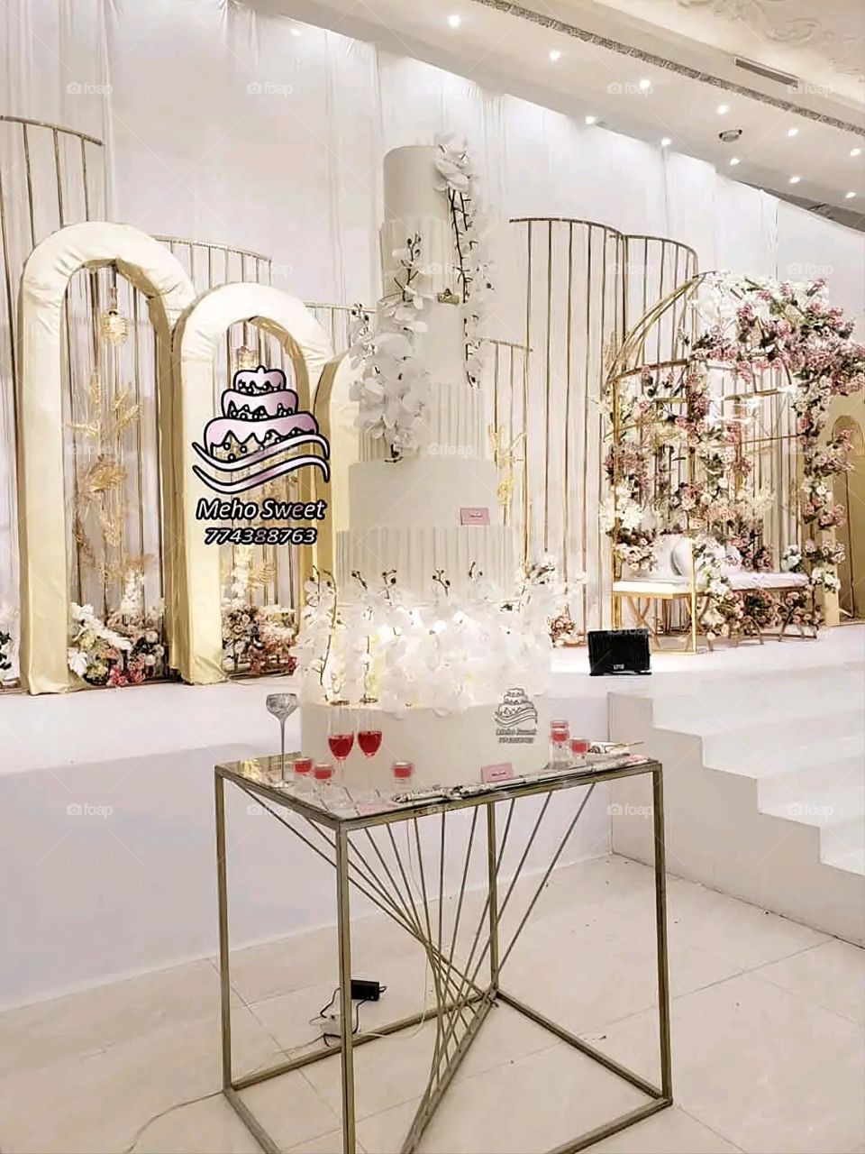 A very beautiful picture, and there is no better picture than it. There is no better picture of green herbs and colorful, red and white roses than it. Glory be to God, the natural and picturesque view, and there is no more