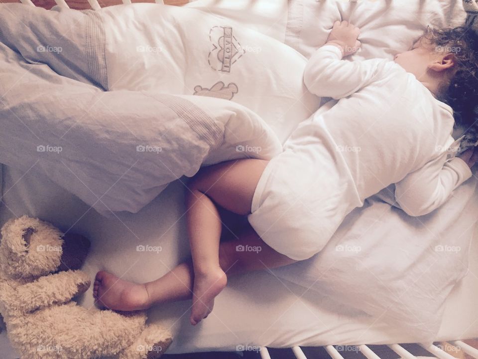 Śpiący Chlopiec w łóżeczku