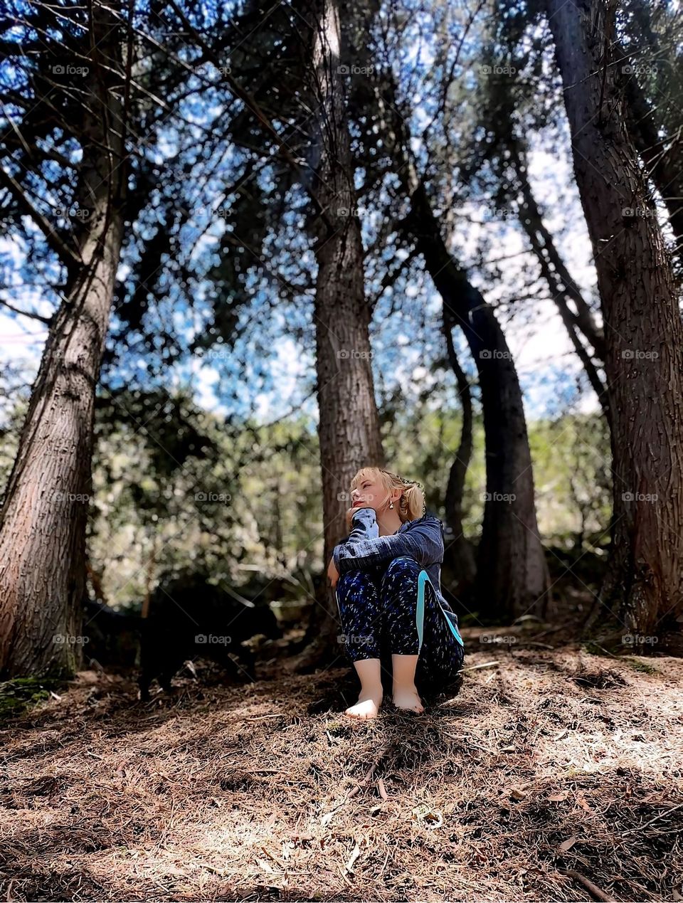 Mujer sentada en un bosque 