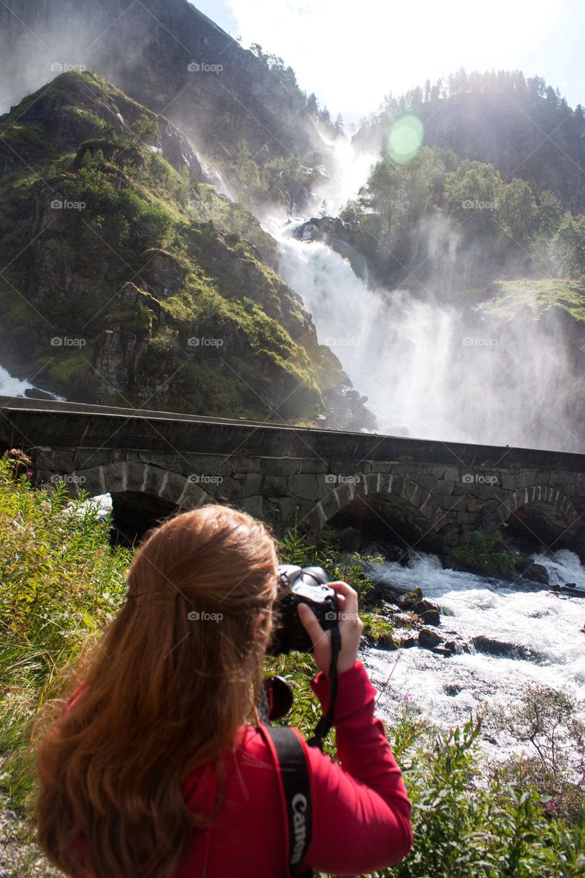 Woman photographing låtefossen 