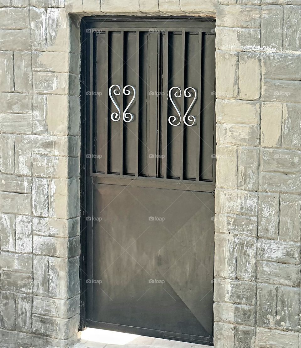 door with decorative wall with rectangular design.