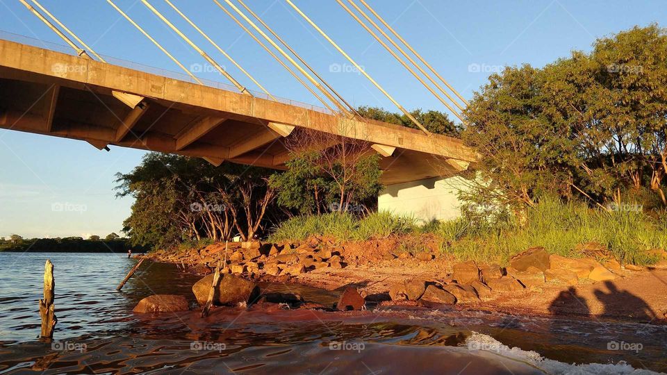 ponte suspensa sob cabos de aço