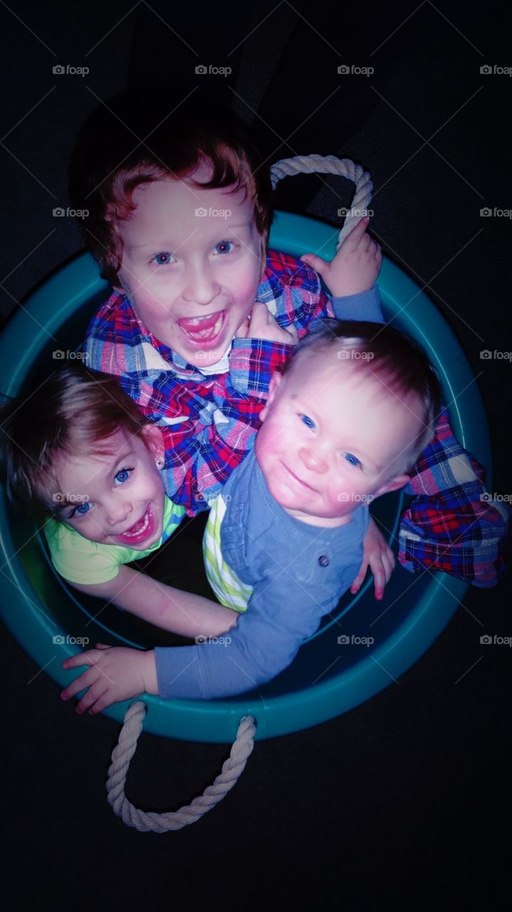 rub a dub dub..3 kids spinning in a tub😂