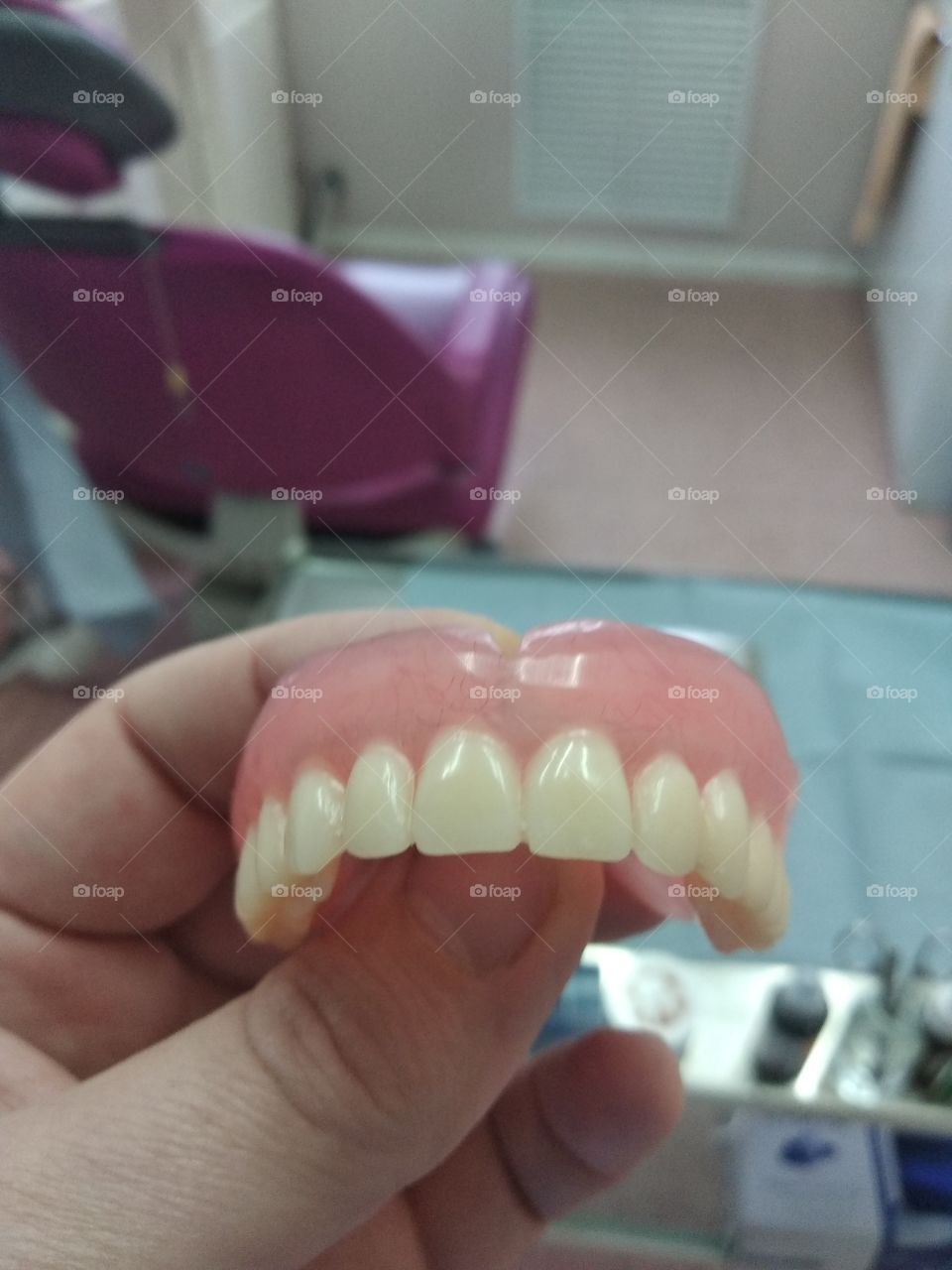 Denture dental in hand