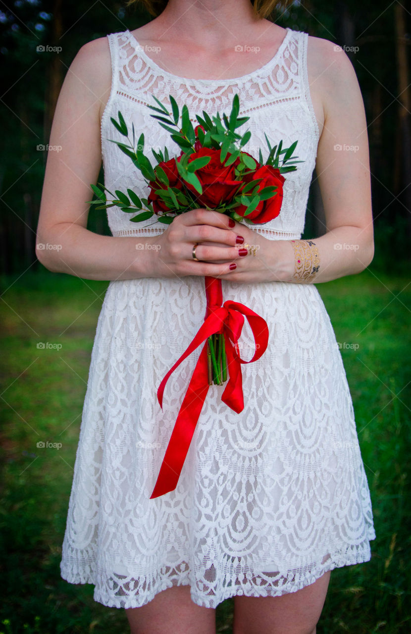 bride. bride wirh red bouquet