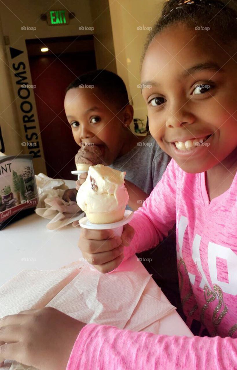 Kids eating ice cream