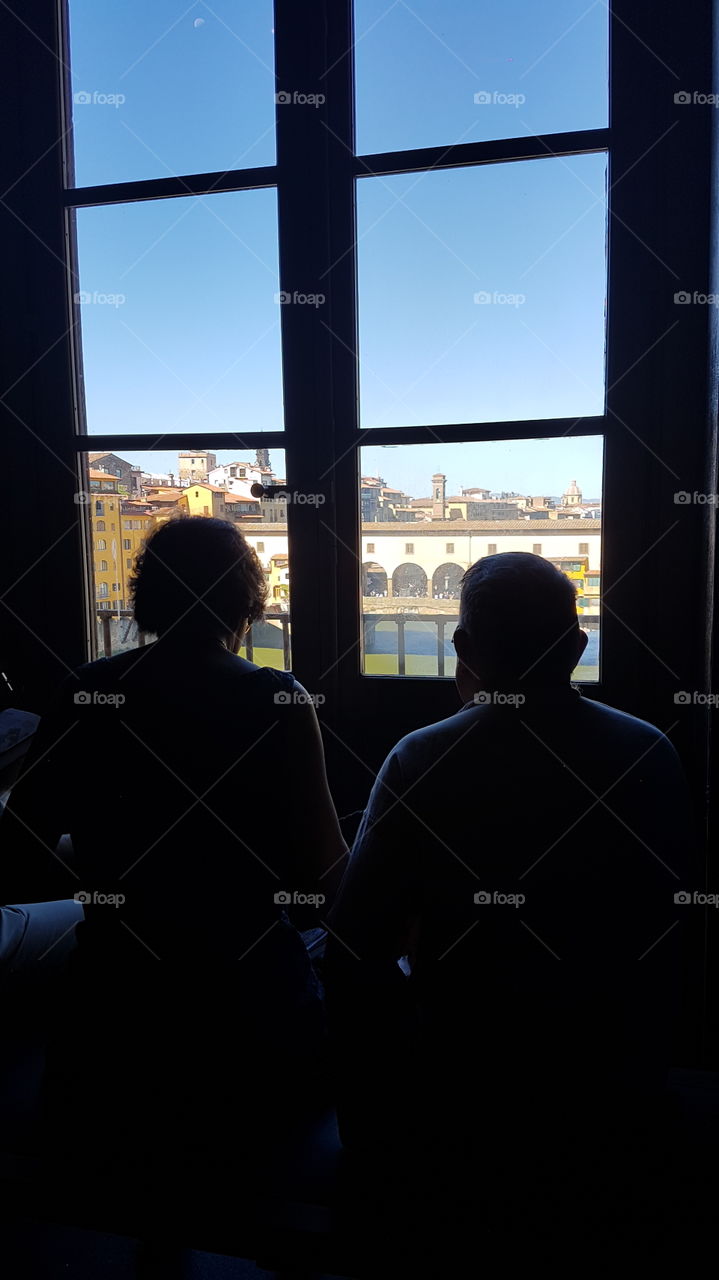 looking Ponte Vecchio
