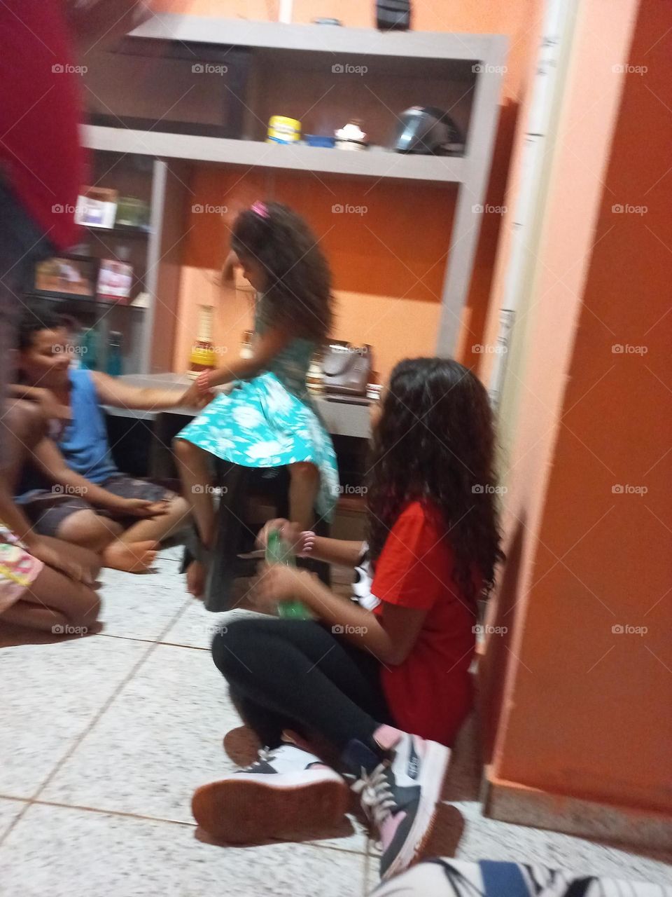 A importância das interações e brincadeiras para o aprendizado das crianças. É brincando e interagido com outras crianças, adultos, objetos e com a natureza que as crianças constroem conhecimentos, se desenvolvem e socializam