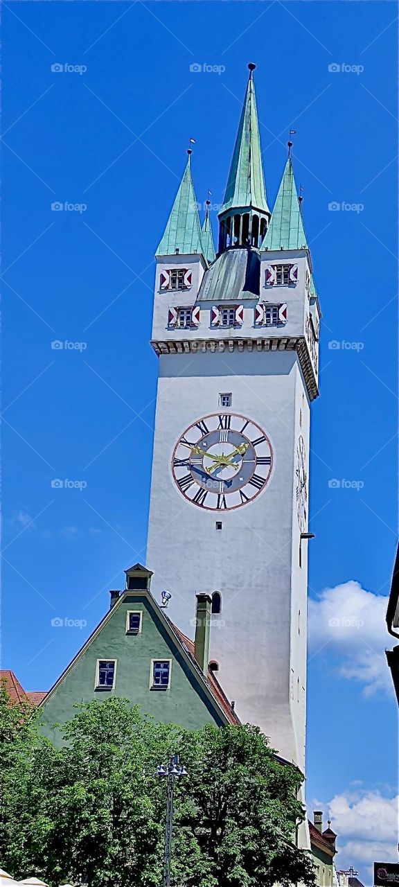 This is the “Stadtturm”, the medieval clock tower in the old inner city of “Straubing”, “Niederbayern” or “Lower Bavaria”. It is located between two main squares, “Ludwigsplatz” and “Theresienplatz”, the current aspect. 2024. Hypnotic Productions