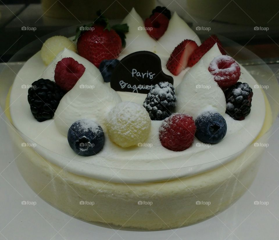 Vanilla Cake with Fresh Fruit