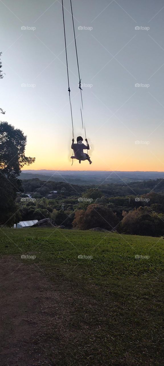 menino no balanço