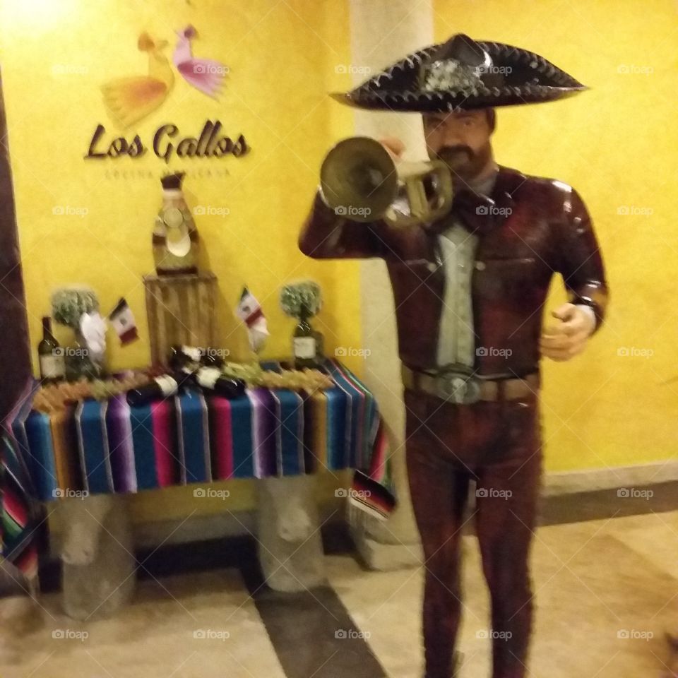 mariachi mexicano tocando trompeta