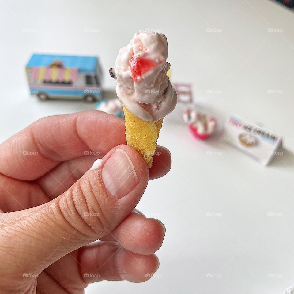 Making tiny ice cream cones, tiny projects for the family, doing tiny projects with kids, making tiny desserts 