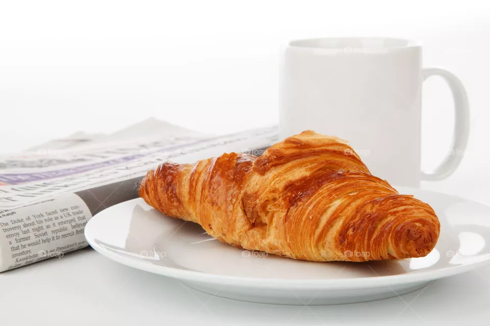 Croissant con café